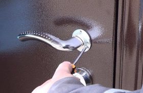 Замена дверной ручки металлической двери в Благовещенске
