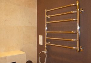 Установка электрического полотенцесушителя в ванной в Благовещенске